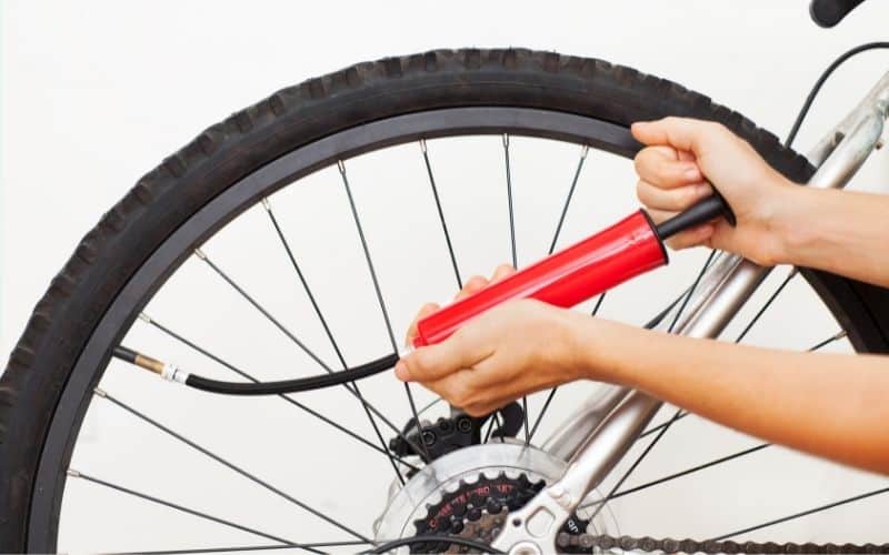 to inflate a tubeless bike tires