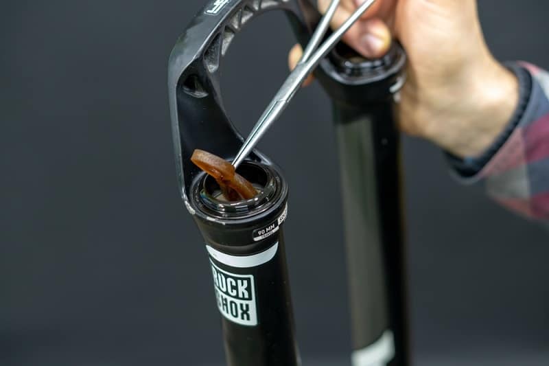 to replace fork's seal